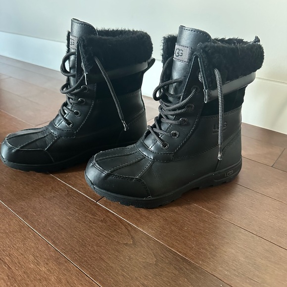 Girls black UGG winter boots - Picture 3 of 8